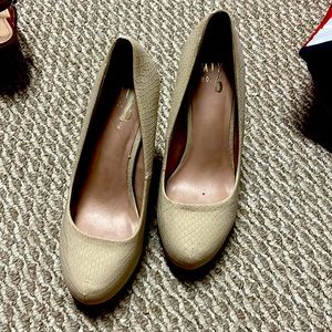 High-heeled stiletto shoes